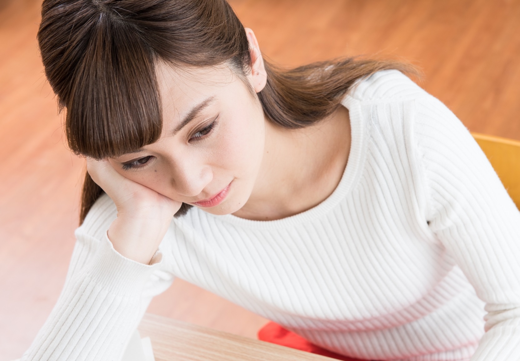 大学生が講義中にできる暇つぶし_講義中寝そうになる女子大生