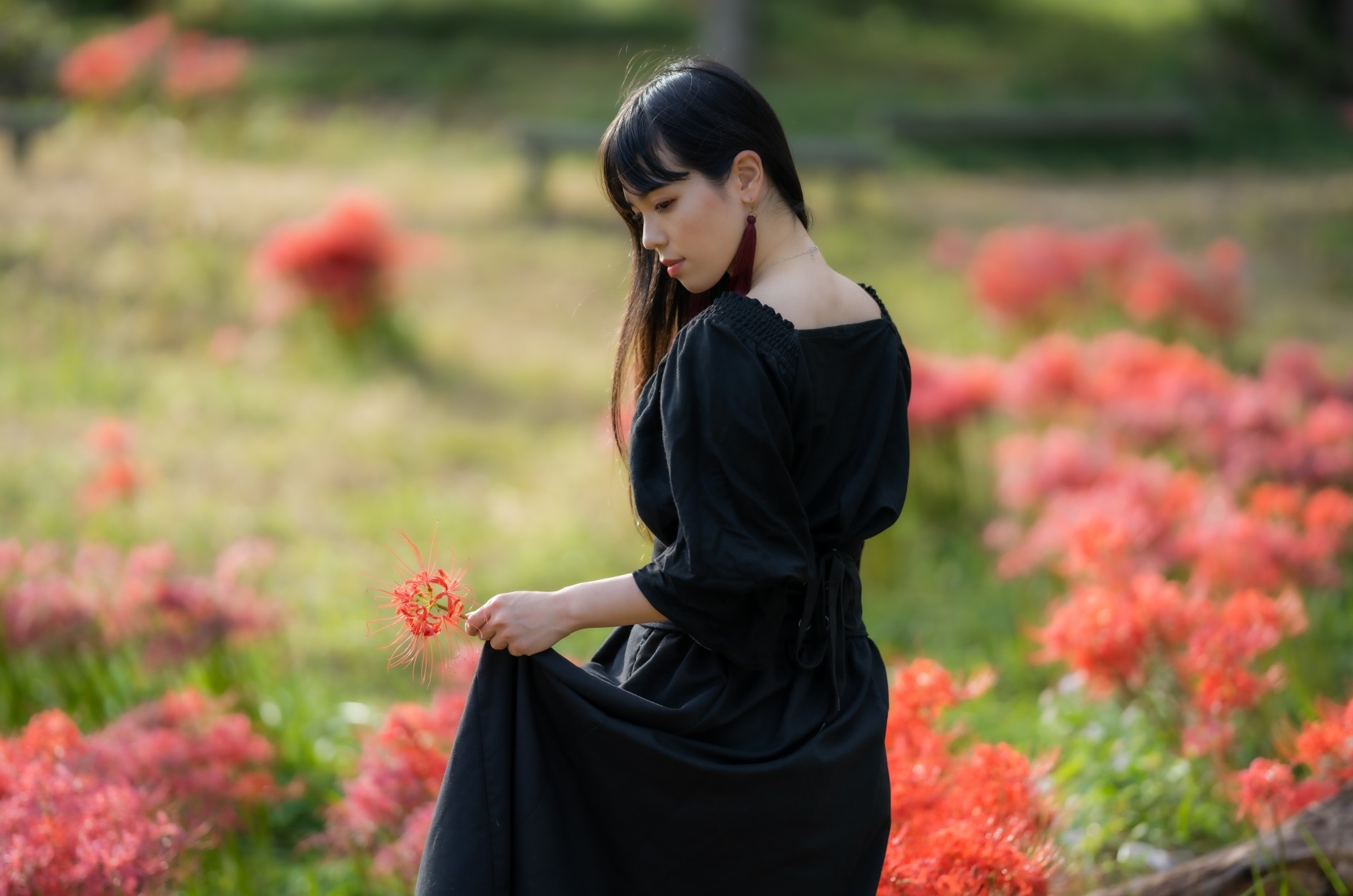 散歩しながらできる暇つぶし_近所を散歩する綺麗で美人な女性
