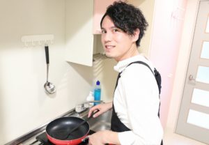 一人暮らしの男性におすすめの遊びと暇つぶし_男飯料理する男性
