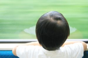 電車の中で子供と一緒にできる暇つぶし_電車の座席に座る子供