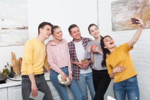 家の中で友達と楽しめる暇つぶし_キッチンで5人