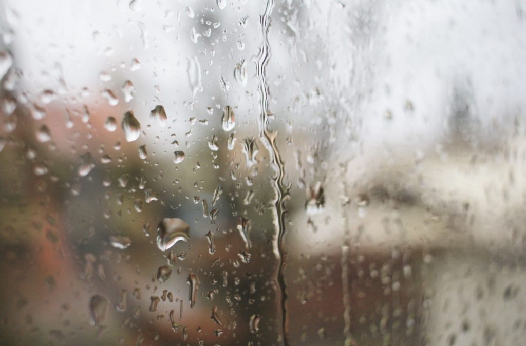 大雨の日や梅雨における暇つぶし_雨に濡れる窓