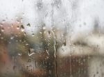 大雨の日や梅雨における暇つぶし_雨に濡れる窓
