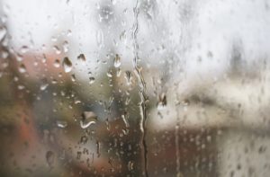 大雨の日や梅雨における暇つぶし_雨に濡れる窓